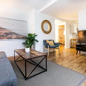 Charming Two-bedroom Getaway With Large Private Yard Victoria